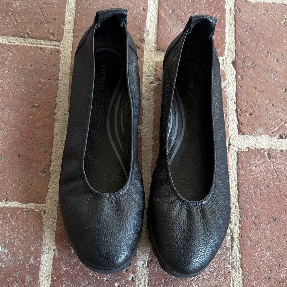 Aetrex Women's Brianna Black Leather Flats - Picture 2 of 12